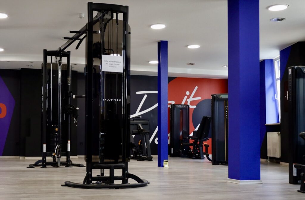 Hanteln und Bänke im Fitnessstudio FITOMAT Hollfeld