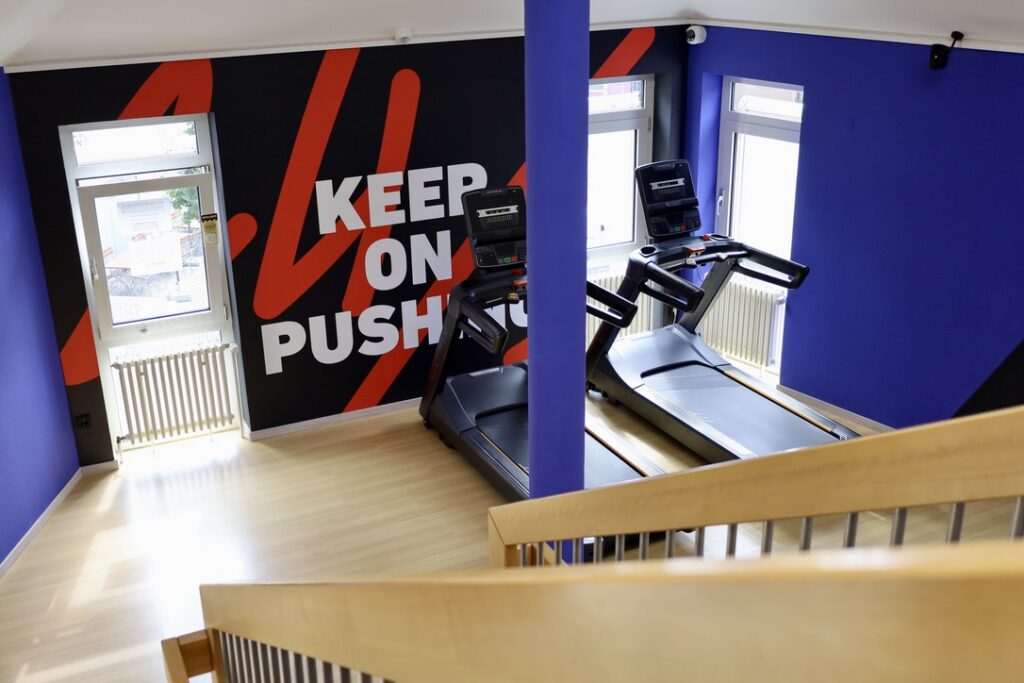 Hanteln und Bänke im Fitnessstudio FITOMAT Hollfeld